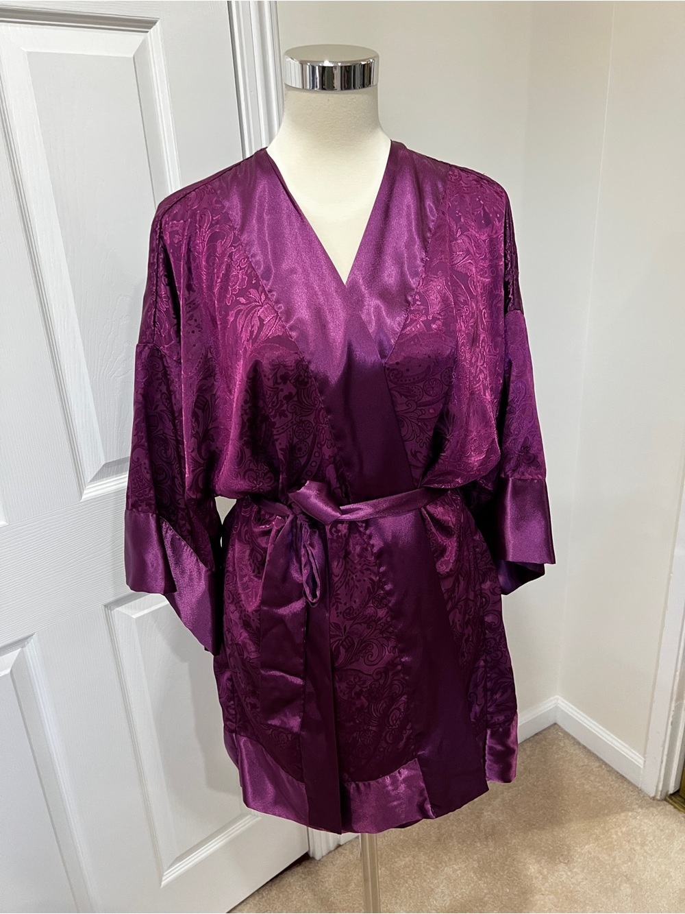 Victoria’s Secret Vintage Gold Label Damask Print Robe 3/4 Sleeve Burgundy O/S - Picture 3 of 10